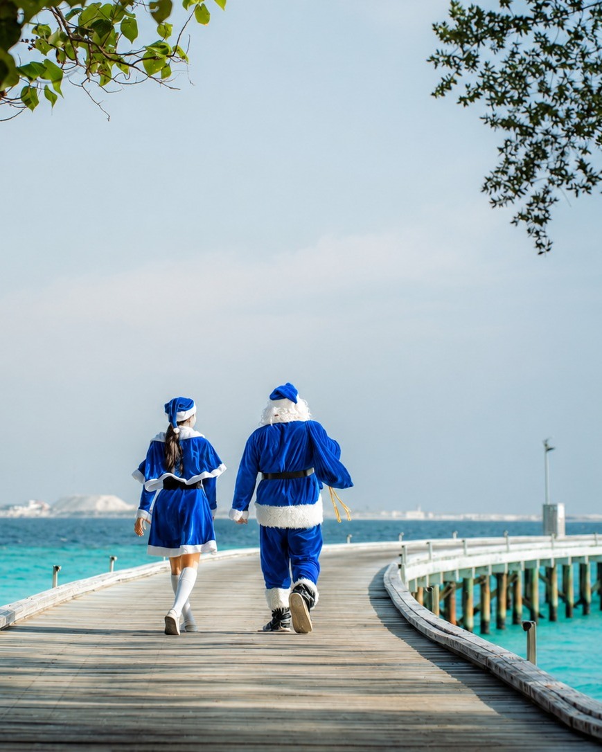 Spotted on the boardwalk, two very familiar faces who seem to have found their favourite island early this year. 🎅

Something festive is on its way to Centara Ras Fushi.

#CentaraRasFushi #Centara #C