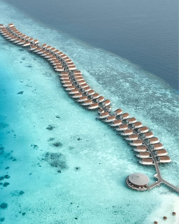 Un petit aperçu du paradis, saisi à travers le regard de @chloee_aubin. Des bleus infinis aux ciels dorés, certains instants méritent simplement d’être conservés.

#CentaraRasFushi #Centara #CentaraThePlaceToB