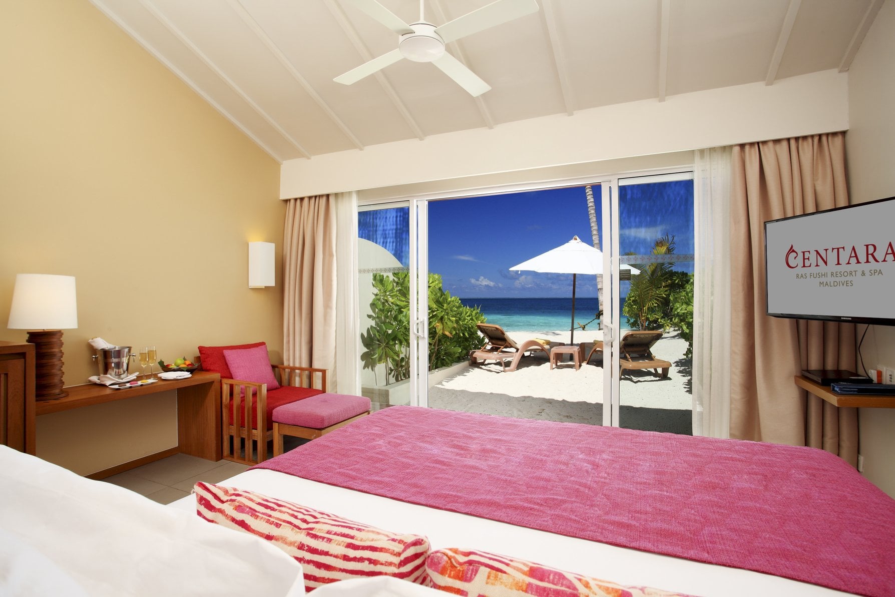 Beach Villa mit Lagunenblick im Centara Ras Fushi Resort & Spa