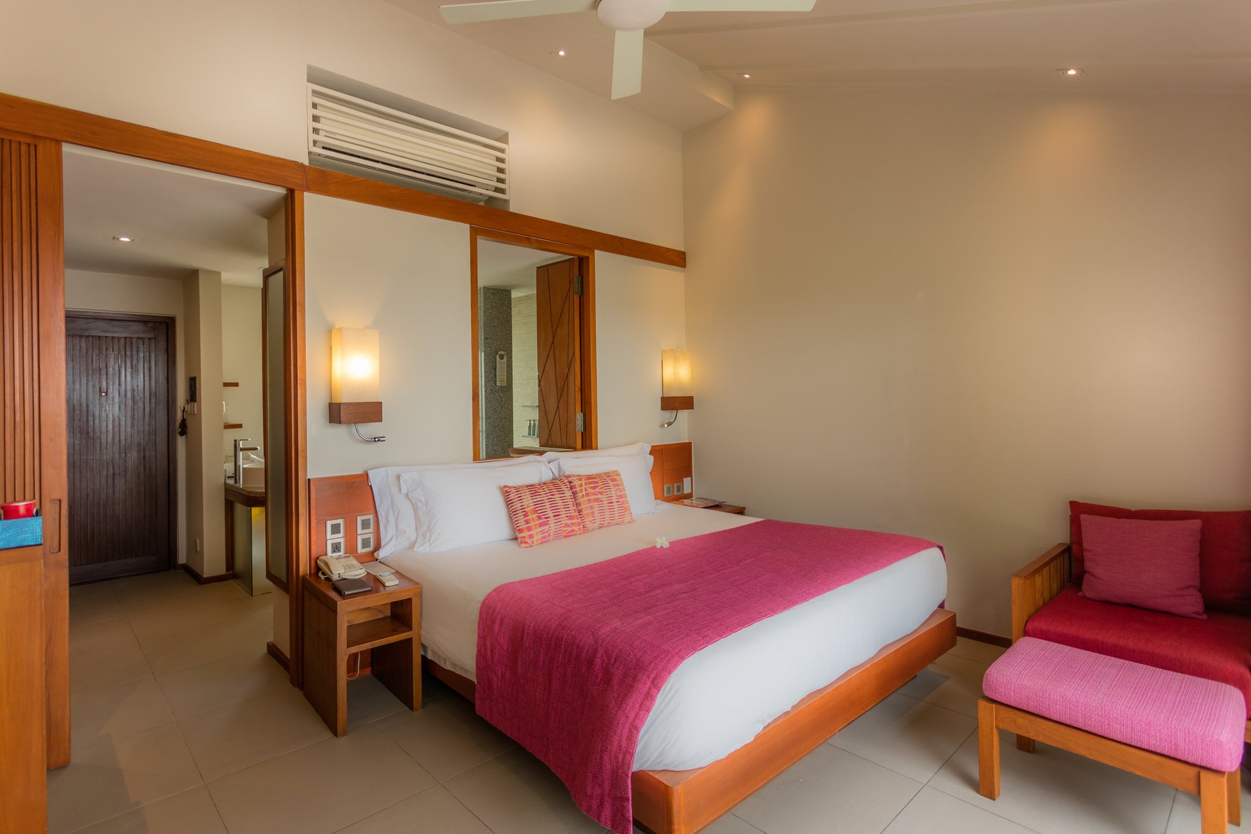 Beach Villa mit Lagunenblick und Swirl Pool im Centara Ras Fushi Resort & Spa