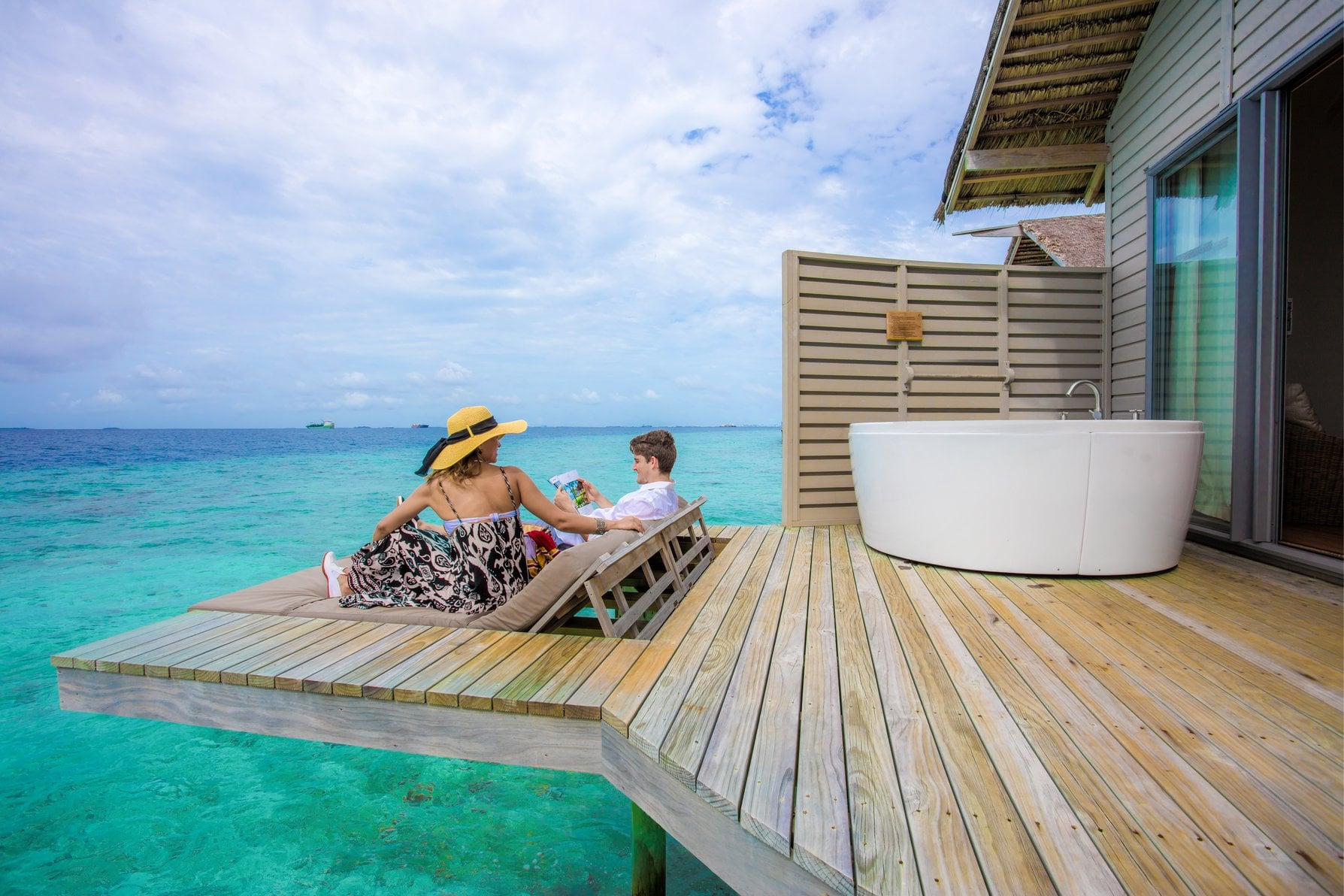 Wasservilla mit Swirl Pool im Centara Ras Fushi Resort & Spa