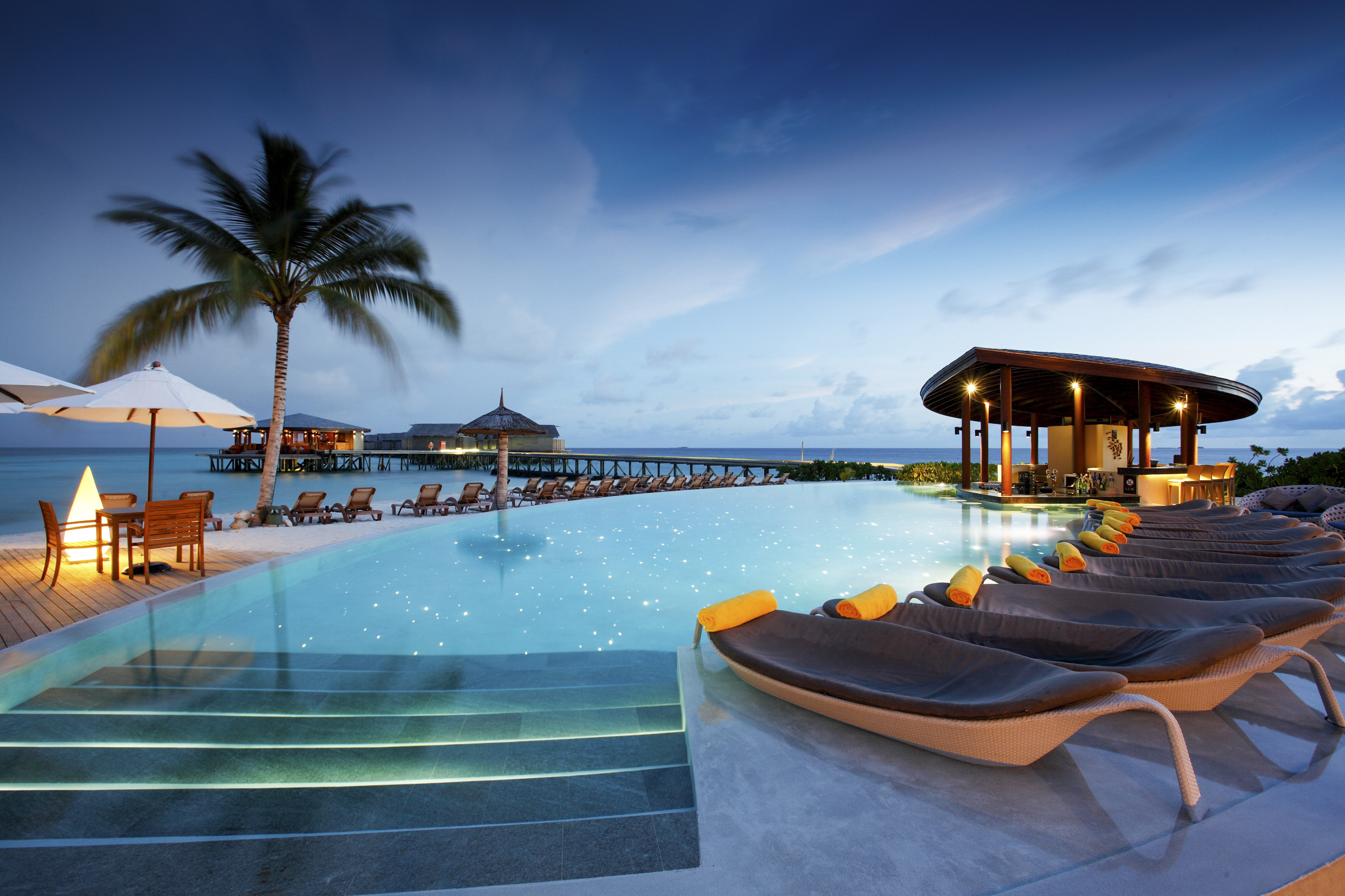 Waves Pool Bar restaurant