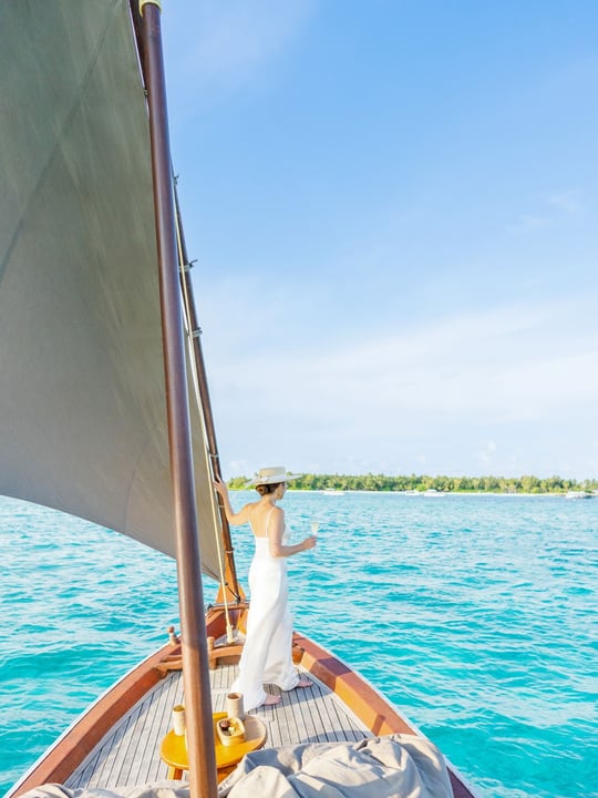 Foto von Cheval Blanc Randheli vom 14. Juli 2026. Könnte ein Bild von Segelboot, Segel, Yacht, Wasser und Text sein.