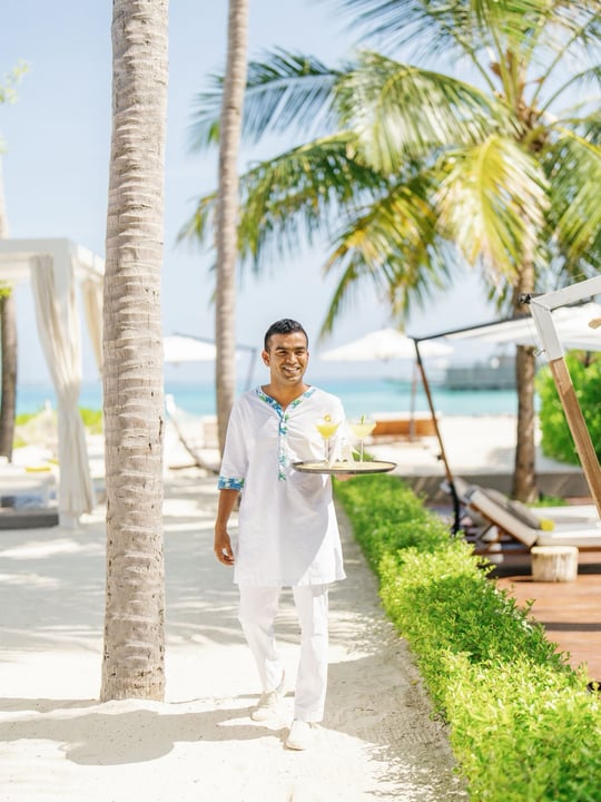 Foto condivisa da Cheval Blanc Randheli il 18 settembre 2026 con tag a @chevalblancstbarth. Potrebbe essere un'immagine di sarong, barong, cabana e testo.