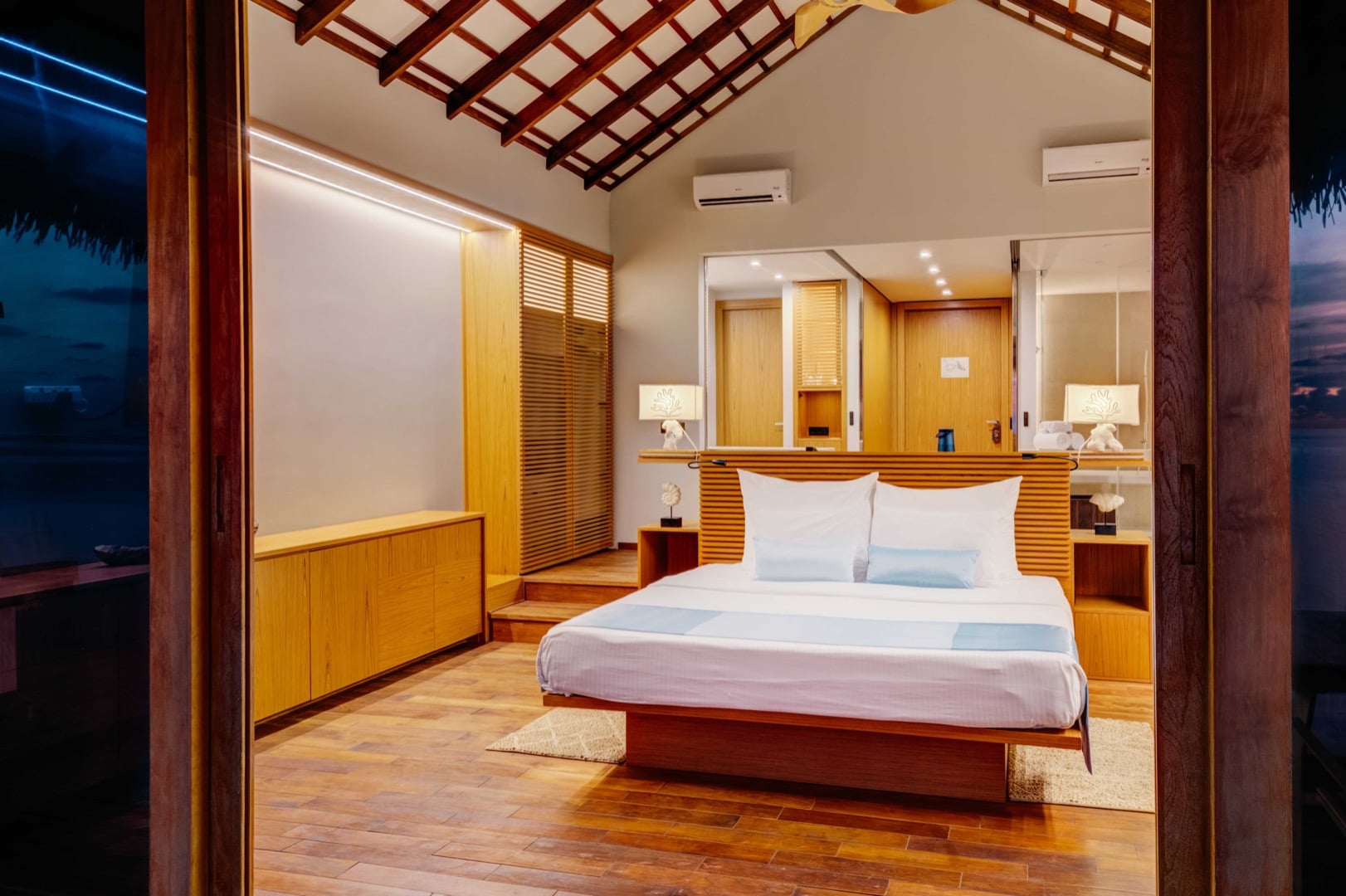 Sunset Water Bungalow mit Jacuzzi im Cinnamon Velifushi Maldives