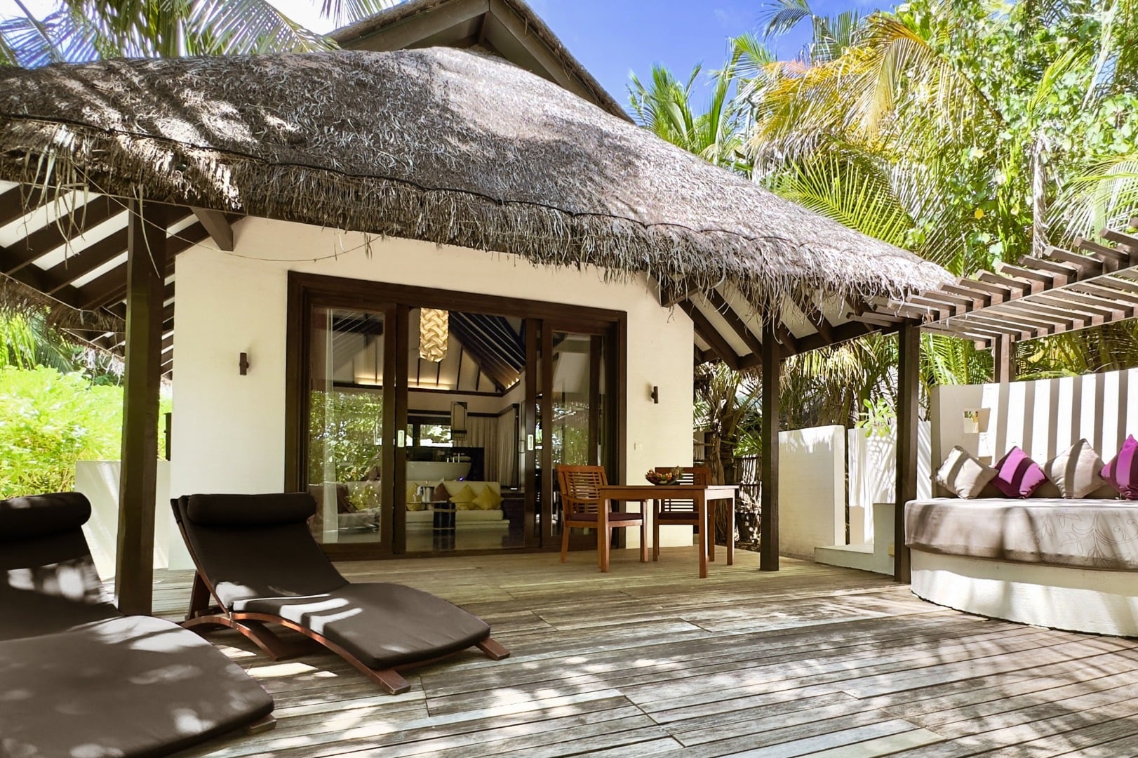Geräumige, dennoch intime Villa mit hohem Spitzdach und zentraler Badewanne im Coco Bodu Hithi Maldives