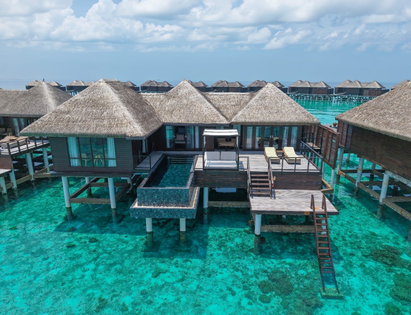 Coco Residence Pool – Villa im zeitgenössischen Stil mit strohgedecktem Dach, mit Zugang zu einer privaten Außenterrasse mit Pavillon und Pool im Coco Bodu Hithi Maldives