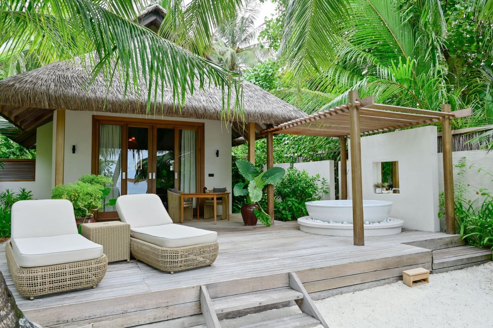 Grand Premier Beach Villa with Pool im Coco Bodu Hithi Maldives