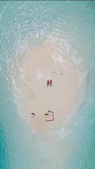 Sunny skies, whispering waves, and a moment that feels like it was made just for you. Tag the person you would like to enjoy this sandbank experience with.

#CocoCollection #CocoCollectionMaldives #Co