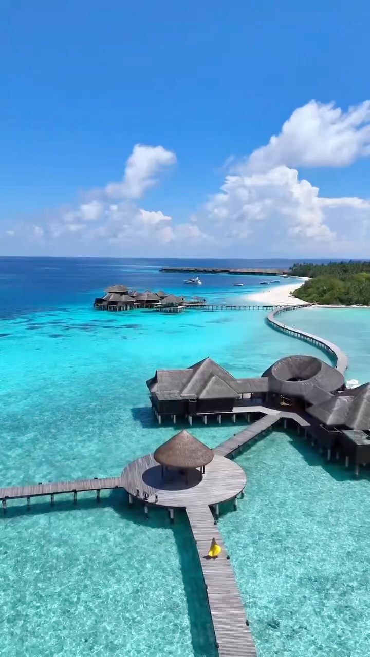 Island escape, experienced one frame at a time.

#CocoCollection #CocoCollectionMaldives #CocoBoduHithi #Maldives #Island #Resort