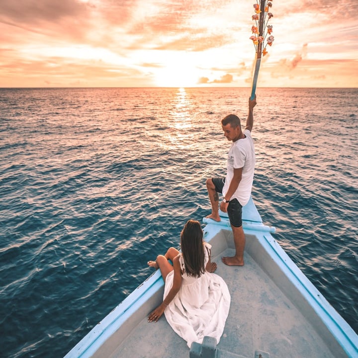 Foto von Coco Bodu Hithi vom 17. Juli 2026. Könnte ein Bild von einer oder mehreren Personen, Boot, Segel, Dämmerung, Strand, Meer, Wasser und Text sein.