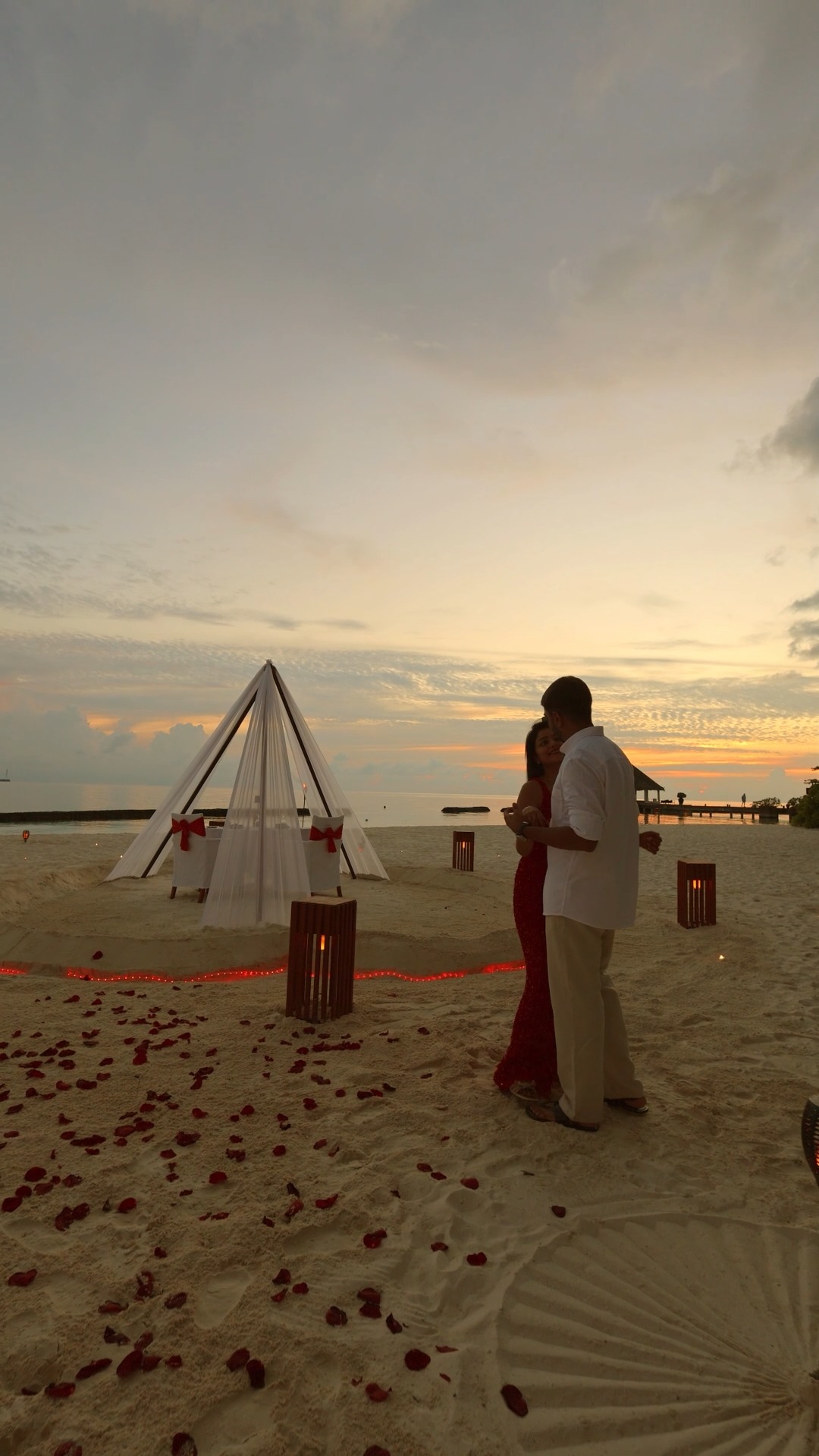 Mentre l'orizzonte dorato prepara la scena, una serata pensata per due si svela in una bellezza senza tempo, da custodire per sempre

#CocoBoduHithi #CocoCollection