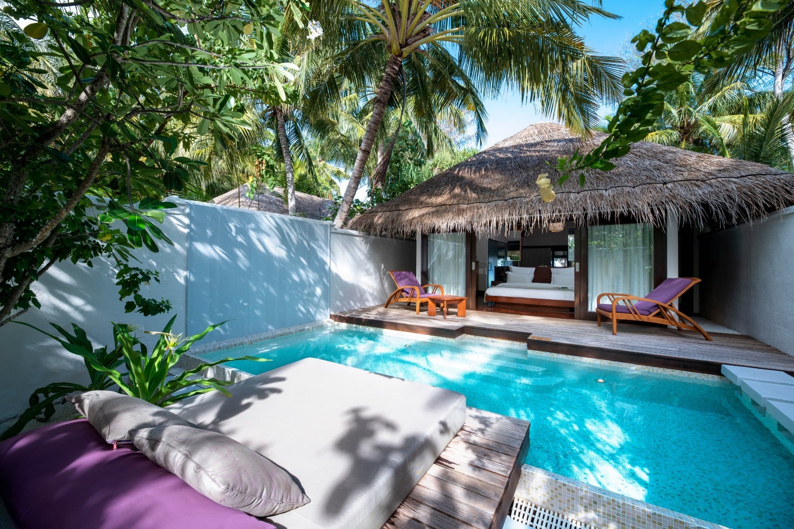 Geräumige, dennoch intime Villa mit hohem Spitzdach und zentraler Badewanne im Coco Bodu Hithi Maldives
