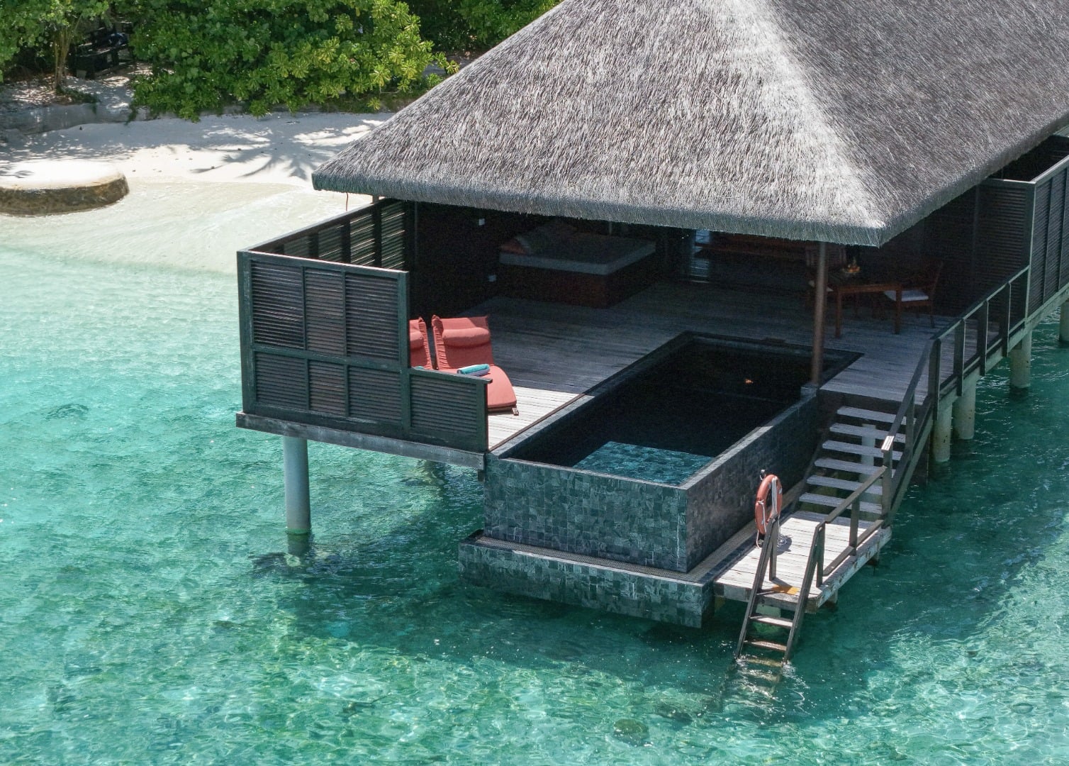 Die Water Villas stimmen im Boutique-Stil dieses Paradies-Resorts auf luxuriöses Wohnen ein – im Coco Bodu Hithi Maldives