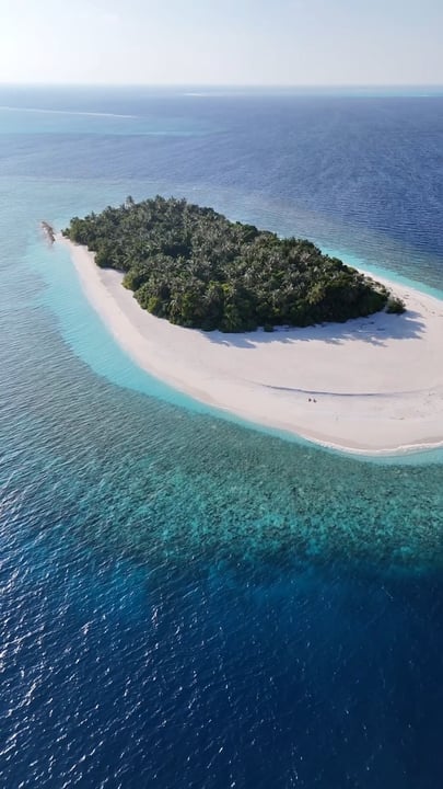 Stellen Sie sich vor, Sie wären hier: eine abgeschiedene Insel-Auszeit, umgeben von endlosen Blautönen. Ihr eigener Robinson-Crusoe-Moment, der nur darauf wartet, entdeckt zu werden.

#CocoCollection #CocoCollectionMaldives #CocoPalmDhun