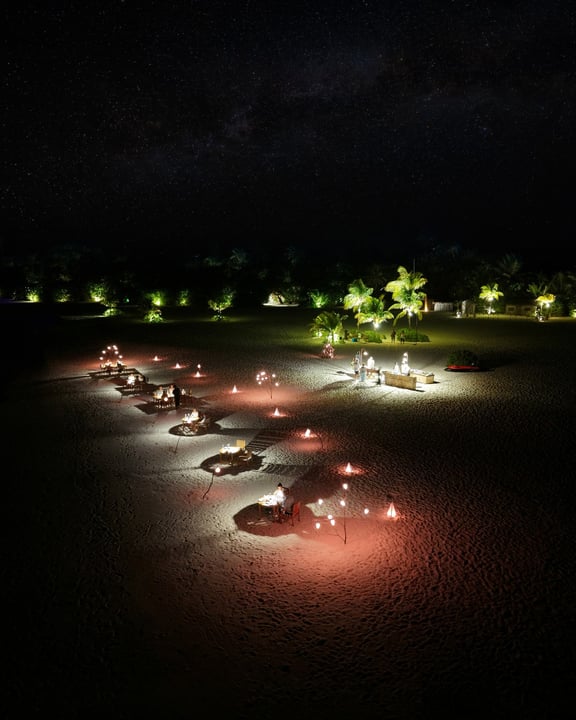 Foto von Coco Palm Dhuni Kolhu vom 21. August 2026. Zeigt möglicherweise Wunderkerze, Feuerwerk, Nacht und Text.