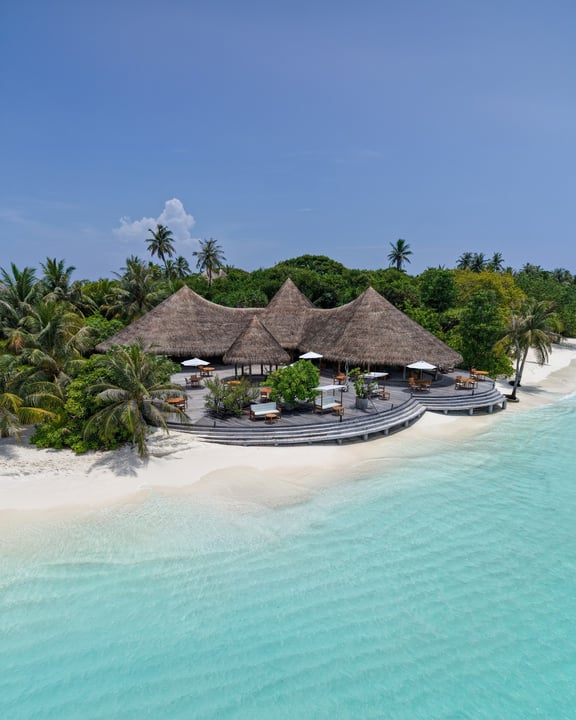 Foto von Coco Palm Dhuni Kolhu vom 28. August 2026. Zeigt möglicherweise Strand, Meer, Cabana und Text.