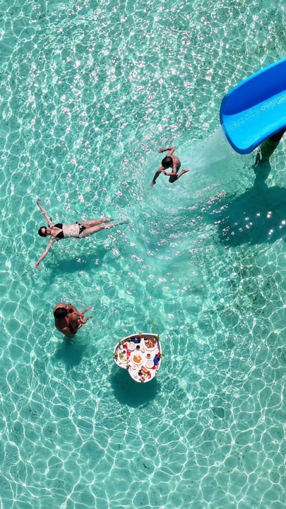 Von „bloß nicht nass werden“ zu „wen kümmert’s?“ 💯💦

Willkommen zum Familienleben bei @CocoonMaldives!

#cocoonmaldives #maldives #familytravel #holiday #resort