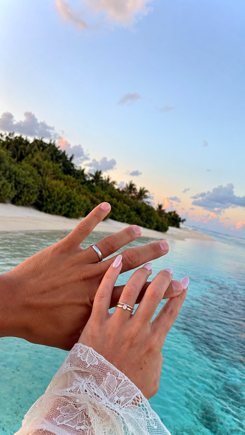 Quelque part entre le « oui » et l'envie de ne jamais repartir.

@CocoonMaldives, édition lune de miel. 💍🏝️💍

👩‍❤️‍👨 @anezkacettlprochazkova @romancettl

#cocoonmaldives #maldives #honeymoon #island #resort