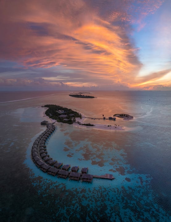 Cocoon Maldives, île, coucher de soleil, resort, vacances, séjour, hôtel, tout compris, coucher de soleil, drone, photographie, paysage, atoll