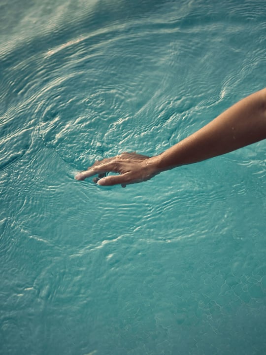 Foto von COMO Cocoa Island vom 15. Juli 2026. Zeigt möglicherweise Schwimmen, einen Pool und Text.