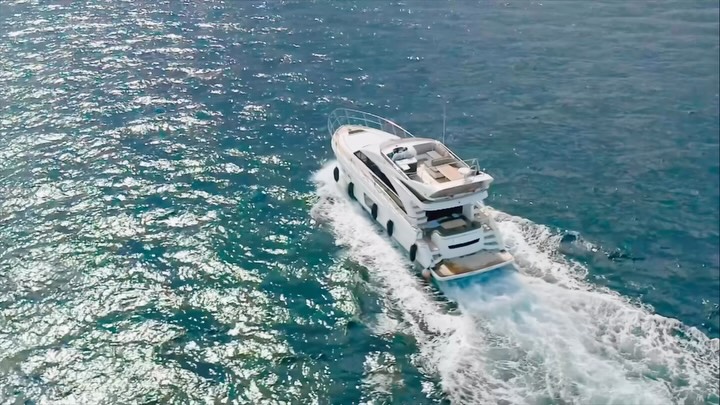 Stechen Sie stilvoll in See mit unserer Luxusyacht – dem perfekten Tor zur Erkundung der Malediven.

#COMOCocoaIsland #Maldives #COMOHotels