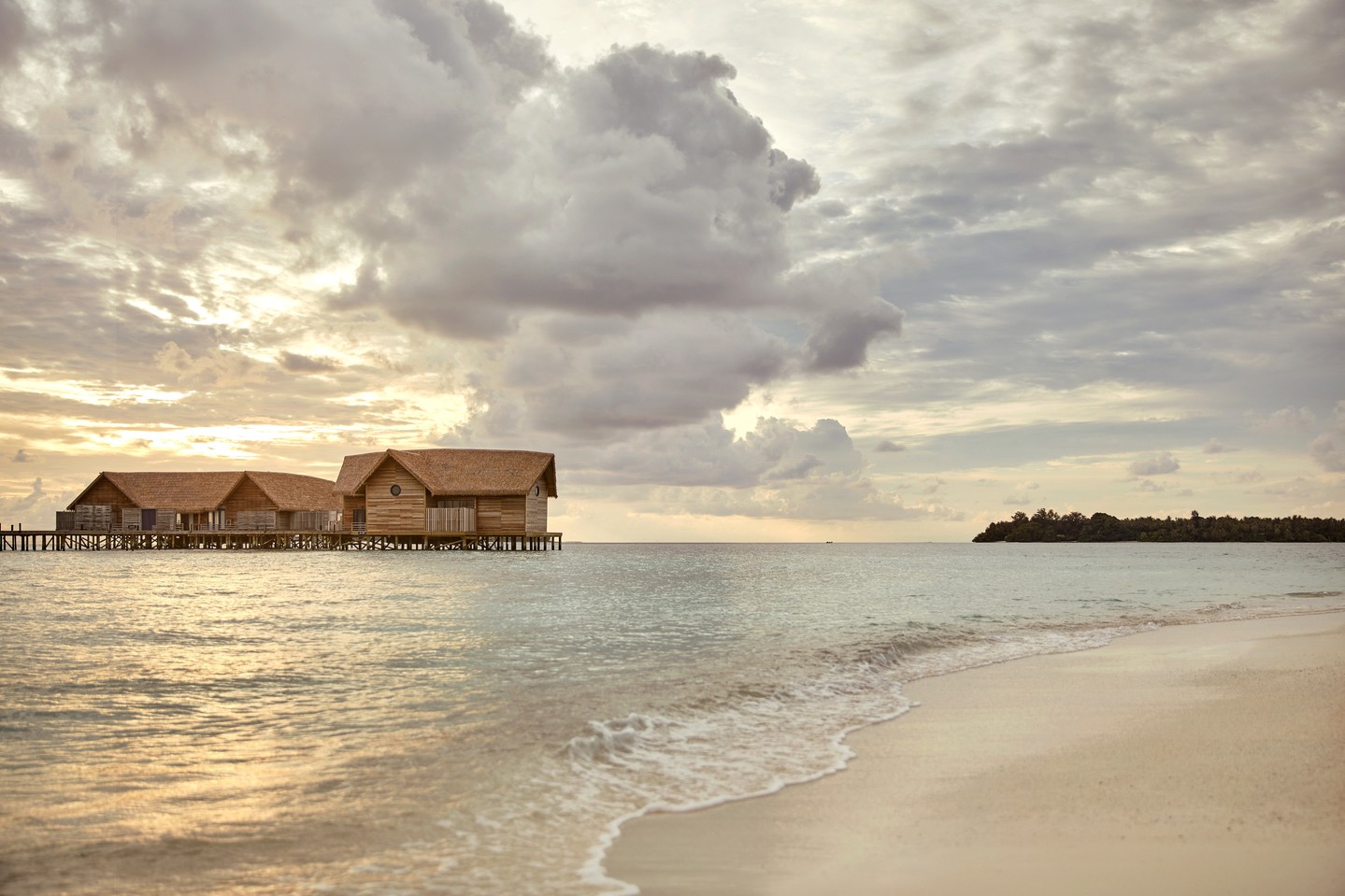 Foto von COMO Cocoa Island vom 20. August 2026. Könnte ein Bild von Strand, Ozean, Dämmerung, Cabana und Text sein.