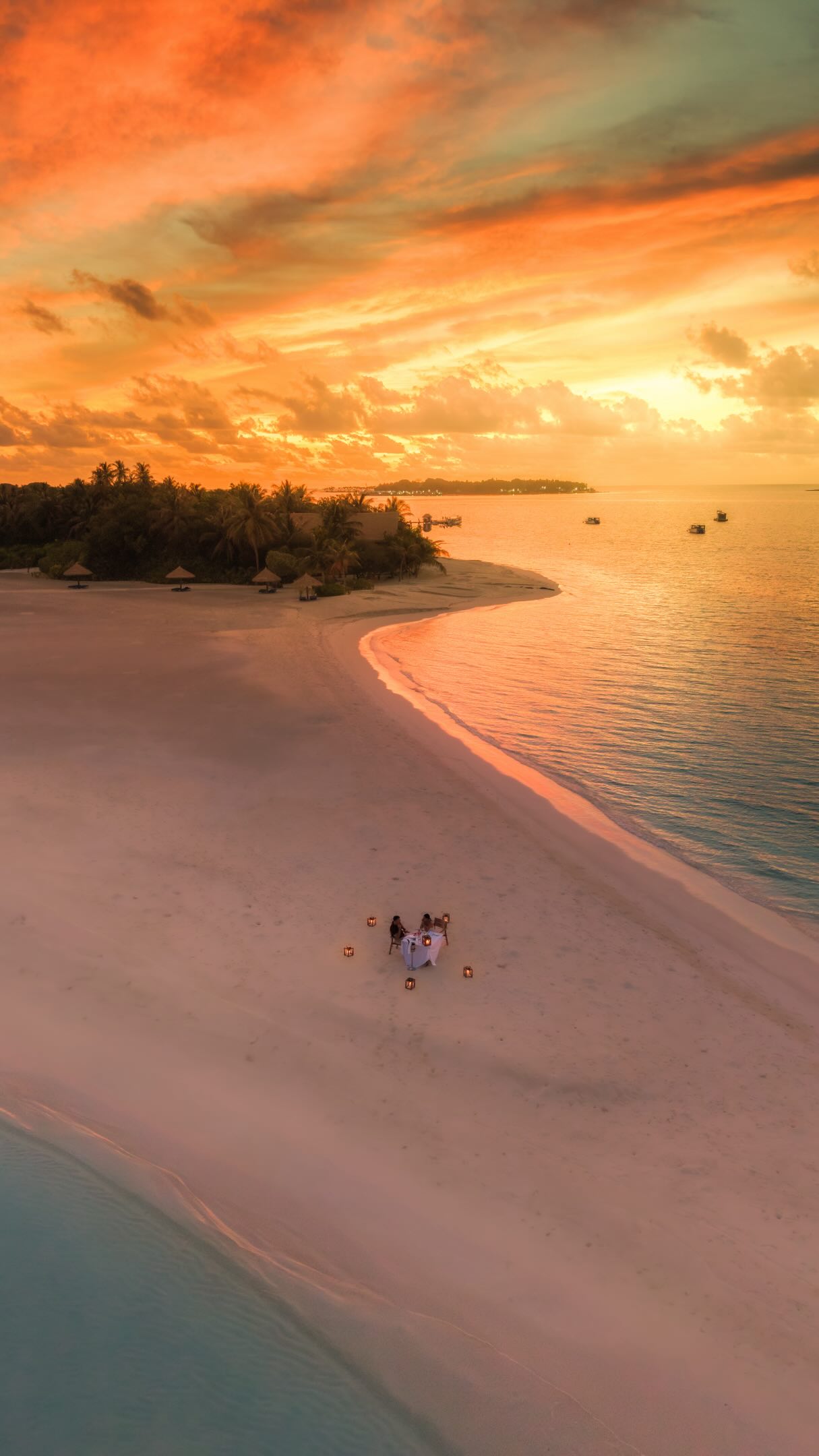 Nur wir zwei, ein Tisch auf der Sandbank und der Ozean, der sich endlos um uns herum erstreckt. 🌅

Als das Abendessen begann, explodierte der Himmel in Schattierungen von Rosa, Orange und Gold und verwandelte einen ohnehin schon romantischen Abend