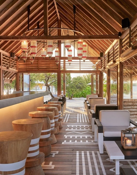 Une ambiance détendue, des cocktails rafraîchissants et la beauté de COMO Cocoa Island.⁠
⁠
#COMOHotels #COMOCocoaIsland #Maldives #FaruBar