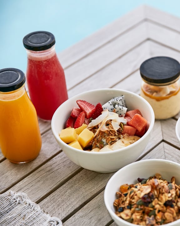 Foto di COMO Cocoa Island del 15 settembre 2026. Potrebbe essere un'immagine di frutta, granola, succo, yogurt, ciotola e testo.