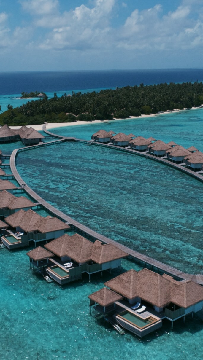 The magic of the Indian Ocean 🩵  @comomaalifushi 

#luxurytravel #maldives #maldivesresorts #hotel #maldivesisland