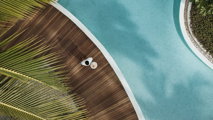Foto von COMO Maalifushi in COMO Maalifushi, Malediven. Zeigt möglicherweise Chaiselongue, Pool und Text.