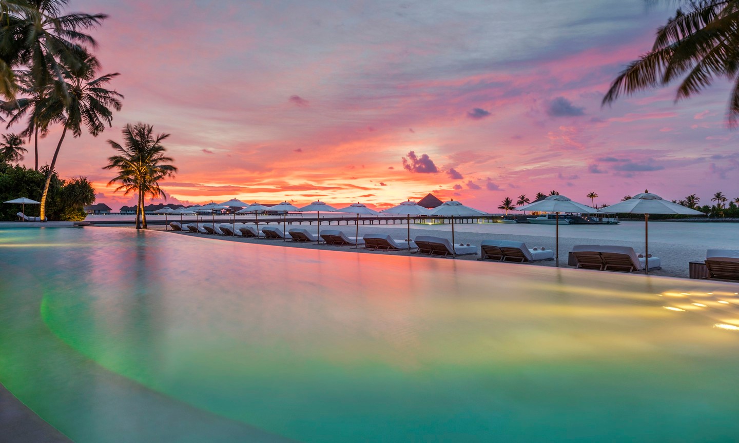 Foto von COMO Maalifushi in COMO Maalifushi, Malediven. Zeigt möglicherweise Dämmerung, Gewässer, Horizont, Palmen, Cabana und Text.