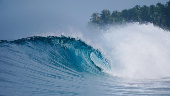 Von COMO Maalifushi geteiltes Foto vom 12. Juli 2026 mit Markierung von @tropicsurf. Zeigt möglicherweise Surfbrett, Ozean, Wasser und Text.