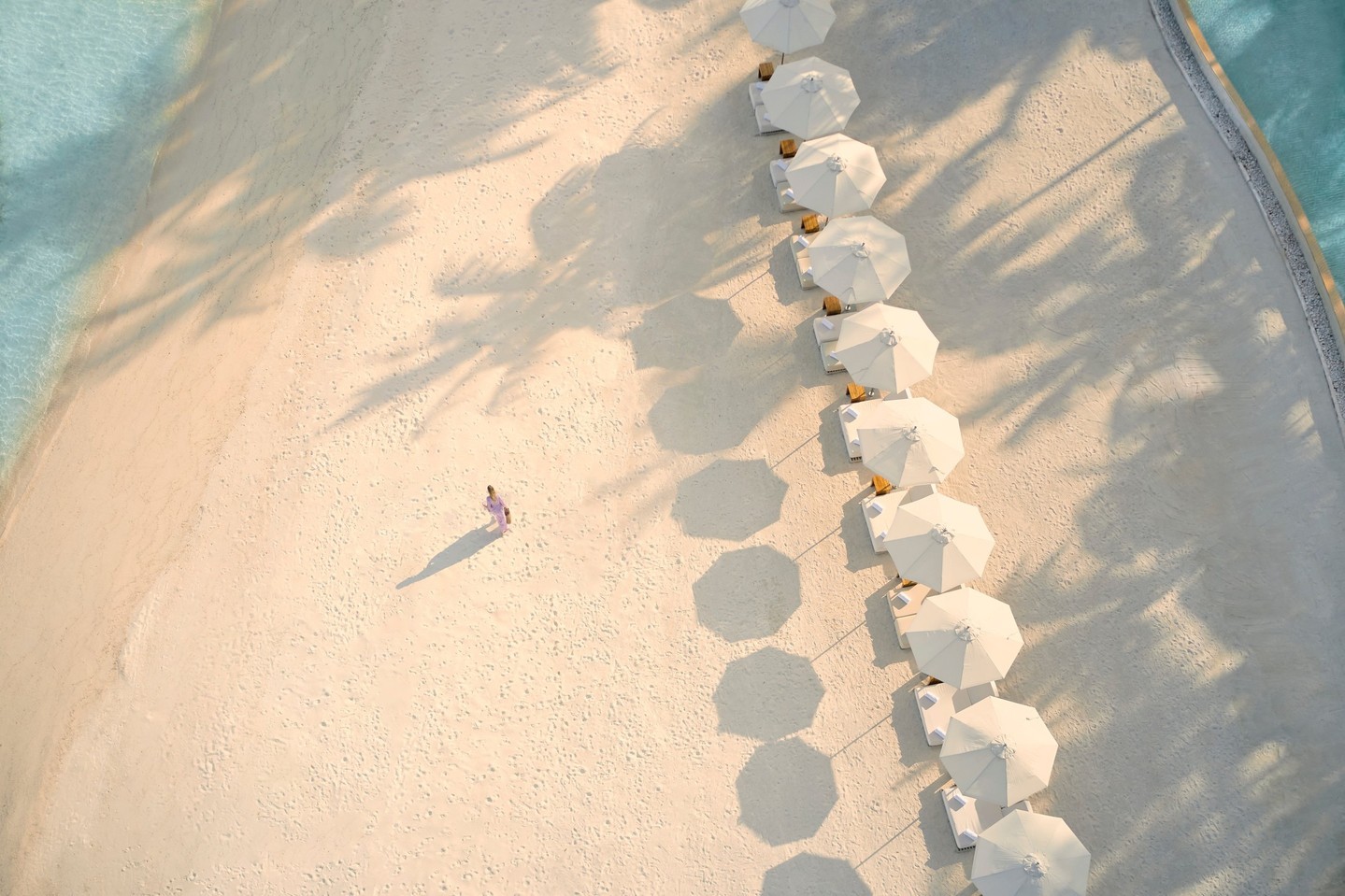 Foto von COMO Maalifushi vom 21. Juli 2026. Zeigt möglicherweise Sonnenschirm, Liegestuhl, Chaiselongue, Strand, Ozean und Text.