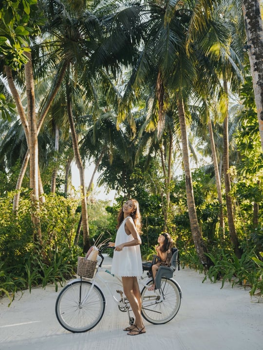 Foto von COMO Maalifushi auf COMO Maalifushi, Malediven. Zeigt möglicherweise Fahrrad, Sommerkleid, im Freien, Palmen und Text.