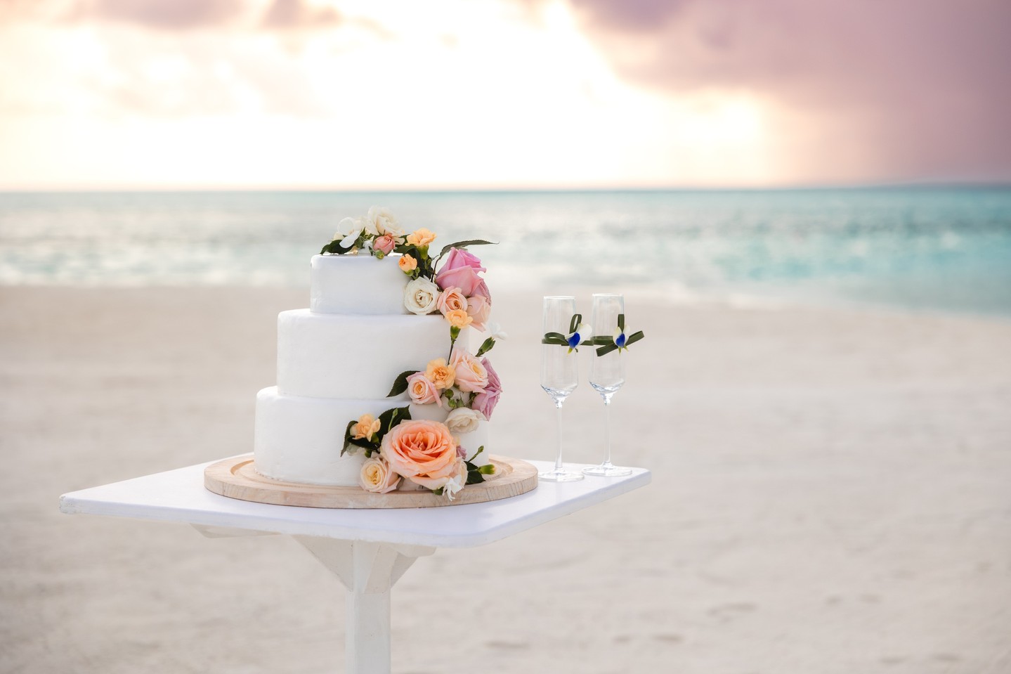 Foto von COMO Maalifushi vom 20. August 2026. Zeigt möglicherweise Hochzeitstorte, Hochzeit und Text.