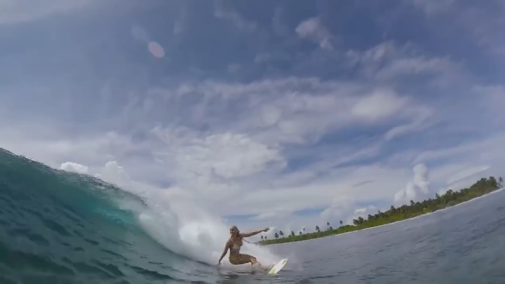 Insegui onde perfette nelle acque incontaminate di Thaa Atoll con @tropicsurf da COMO Maalifushi. Dai surfisti alle prime armi ai più esperti, scopri onde senza folla e momenti indimenticabili sulla