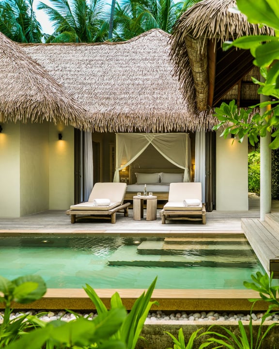 Installées le long des rivages immaculés de COMO Maalifushi, les Beach Villas vous invitent à ralentir, à vous reconnecter et à savourer les plaisirs simples de la vie insulaire — des baignades matinales dans l'océan aux promenades au coucher du soleil 