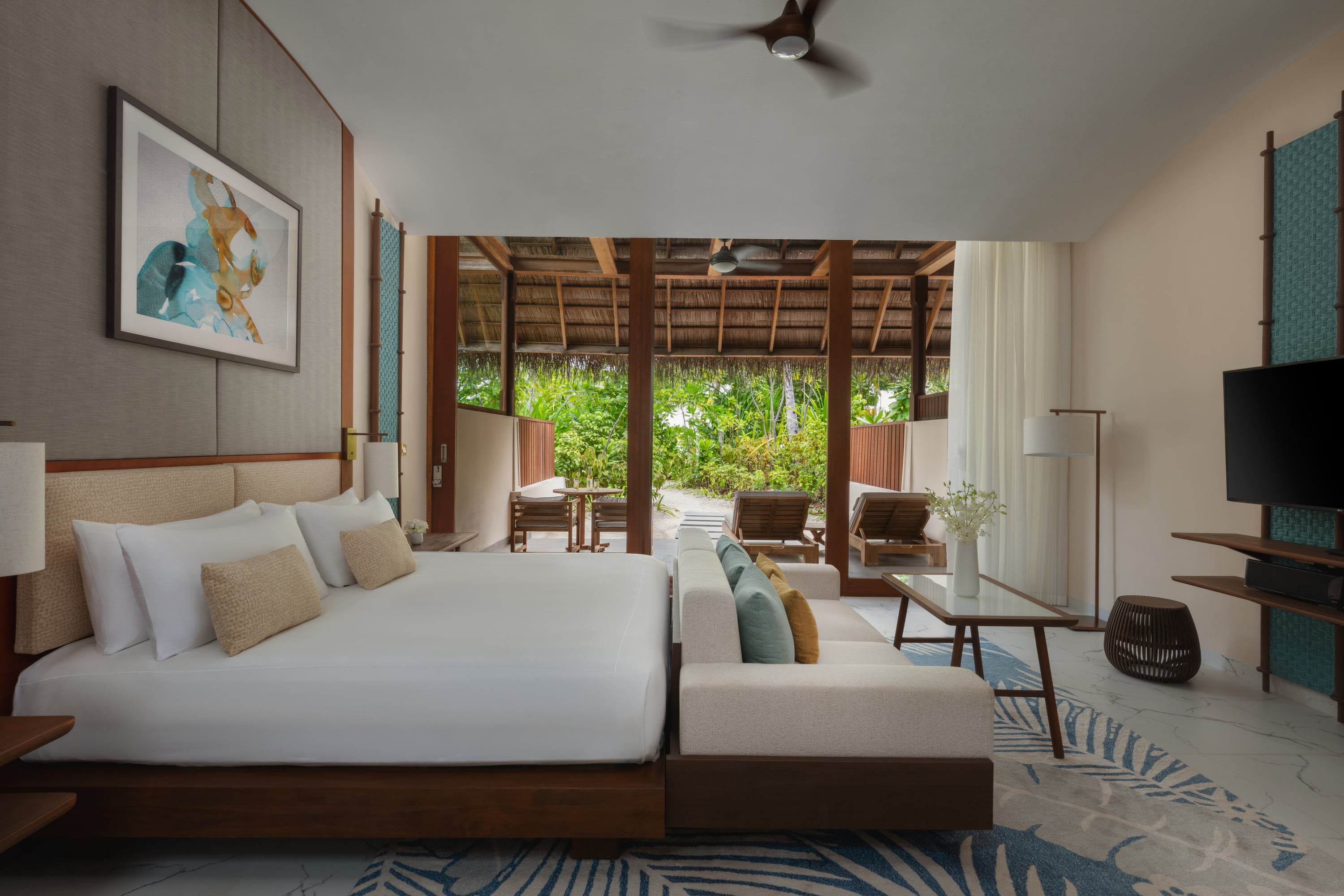 Schlafzimmer der Beach Villa im Conrad Maldives Rangali Island