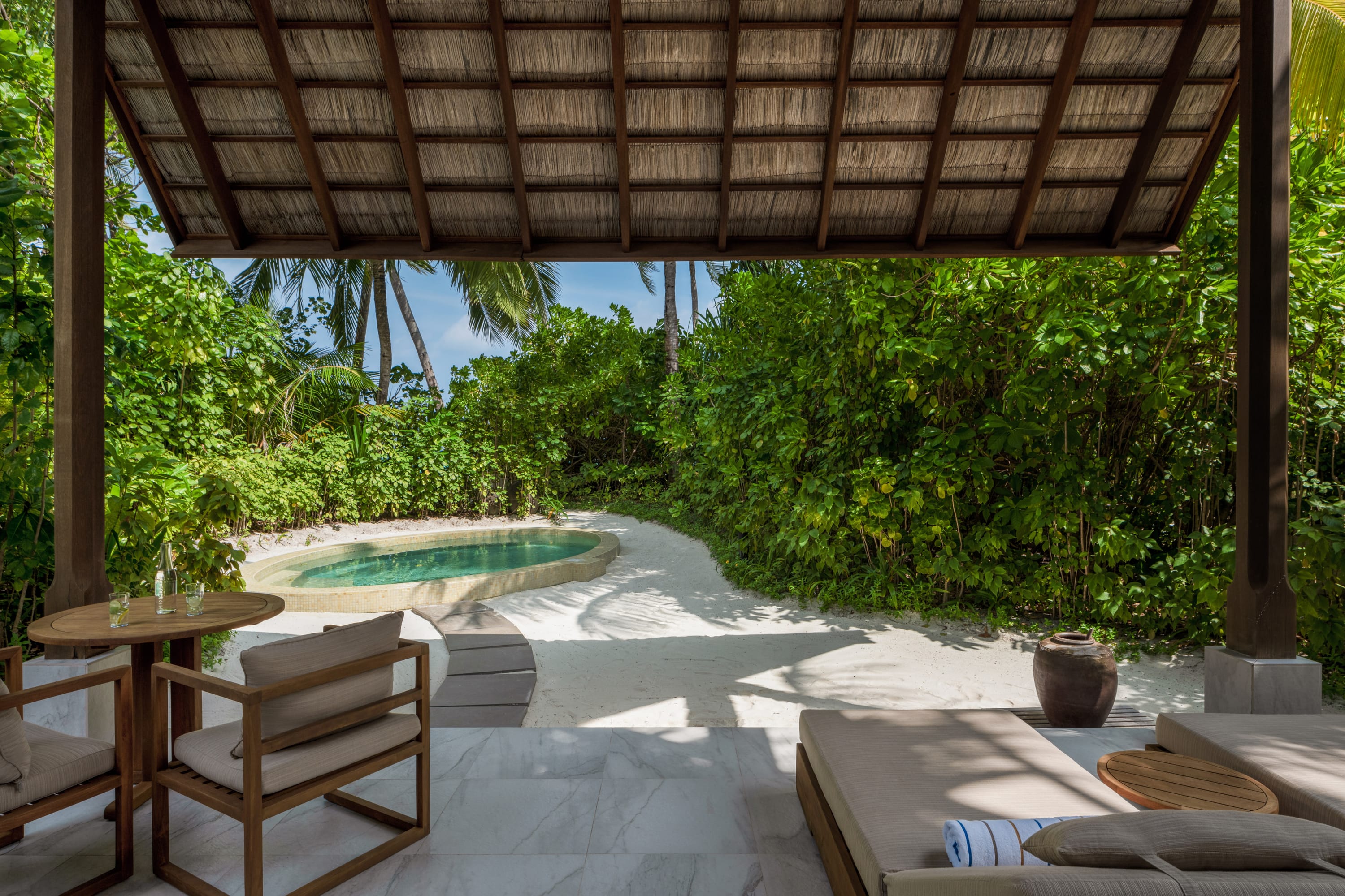 Deluxe Beach Villa mit Außenpoolbereich im Conrad Maldives Rangali Island