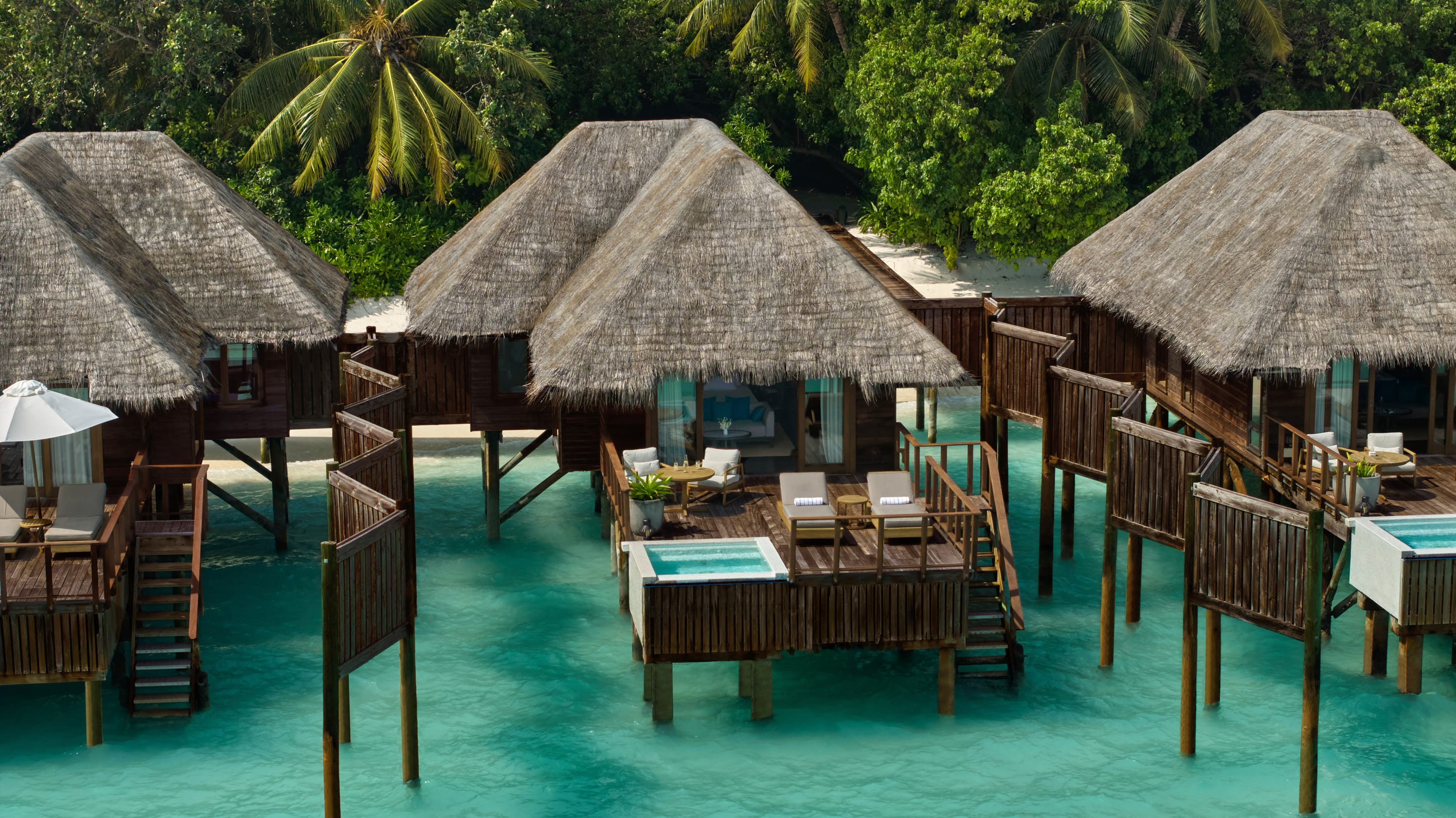 Luftaufnahme der Sunrise Water Villa im Conrad Maldives Rangali Island