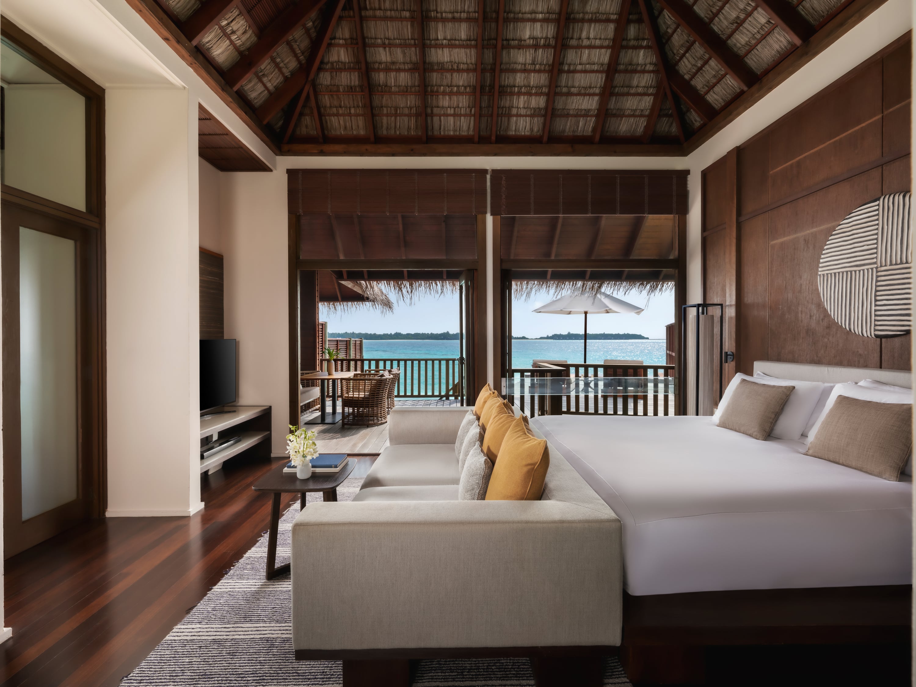Hauptschlafzimmer der 2 Bedroom Grand Water Villa with Pool im Conrad Maldives Rangali Island