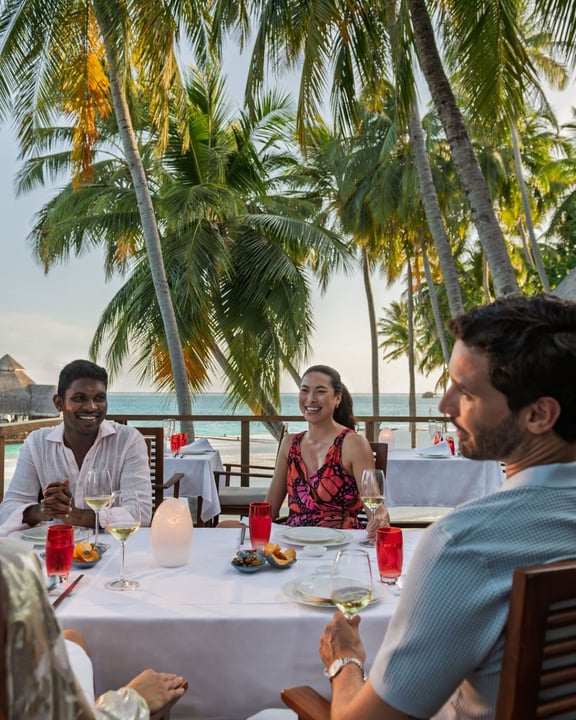 Foto von Conrad Maldives Rangali Island vom 19. Juli 2026. Könnte ein Bild von einem Buffet und Text sein.