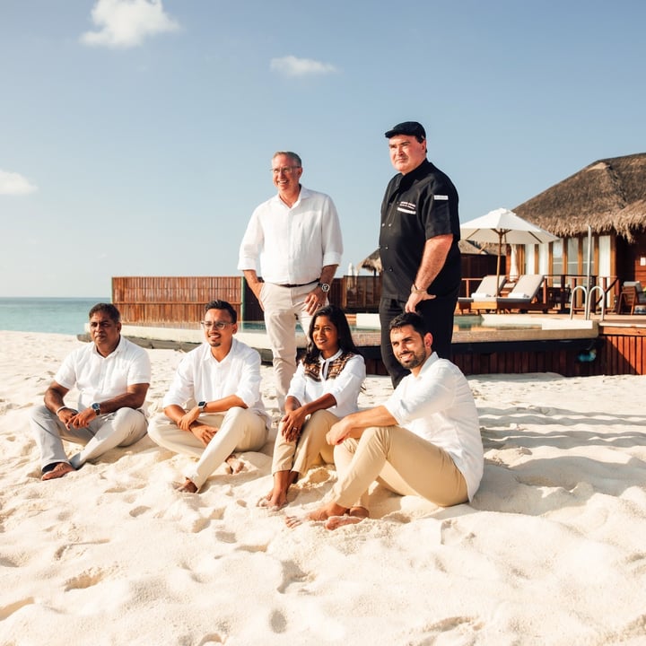 Foto geteilt von HAUTE GRANDEUR GLOBAL AWARDS™️ am 31. August 2026, mit Verlinkung zu @conrad_maldives. Könnte ein Bild von einer oder mehreren Personen, stehenden Personen, einer Hochzeit, Strand, Cabana und Text sein.