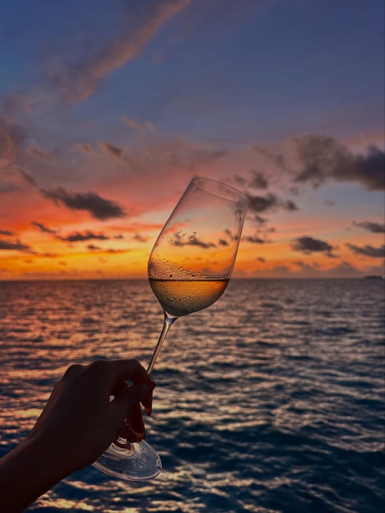 Foto geteilt von Ryoko Akikura am 31. August 2026, mit Verlinkung von @constancehotels. Zu sehen sind möglicherweise Champagner, ein Weinglas, Ozean, Wasser und Text.