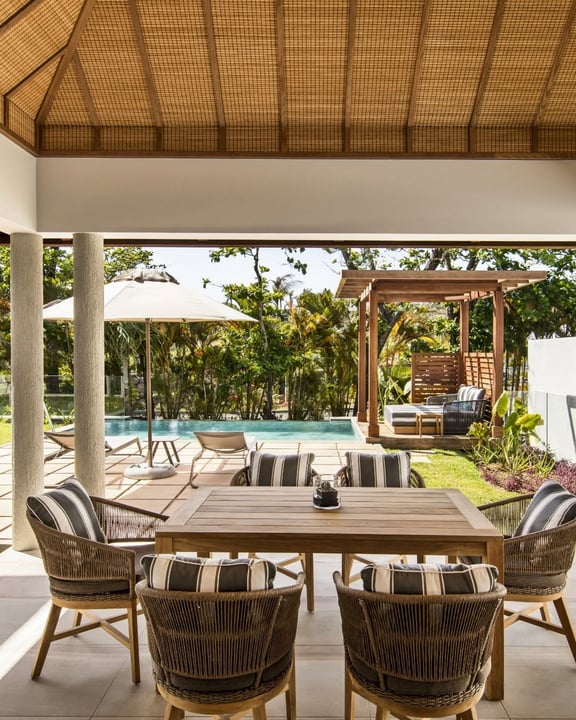 Foto von Constance Hotels & Resorts vom 31. August 2026. Zu sehen sind möglicherweise ein Esstisch, eine Cabana und Text.