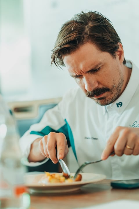 20 anni fa, nasceva una celebrazione culinaria alle Mauritius, a #ConstanceBelleMarePlage.

Incontra lo Chef Markus Dalen e scopri cosa significa per lui #ConstanceFestivalCulinaire, da concorrente a Régis Ma