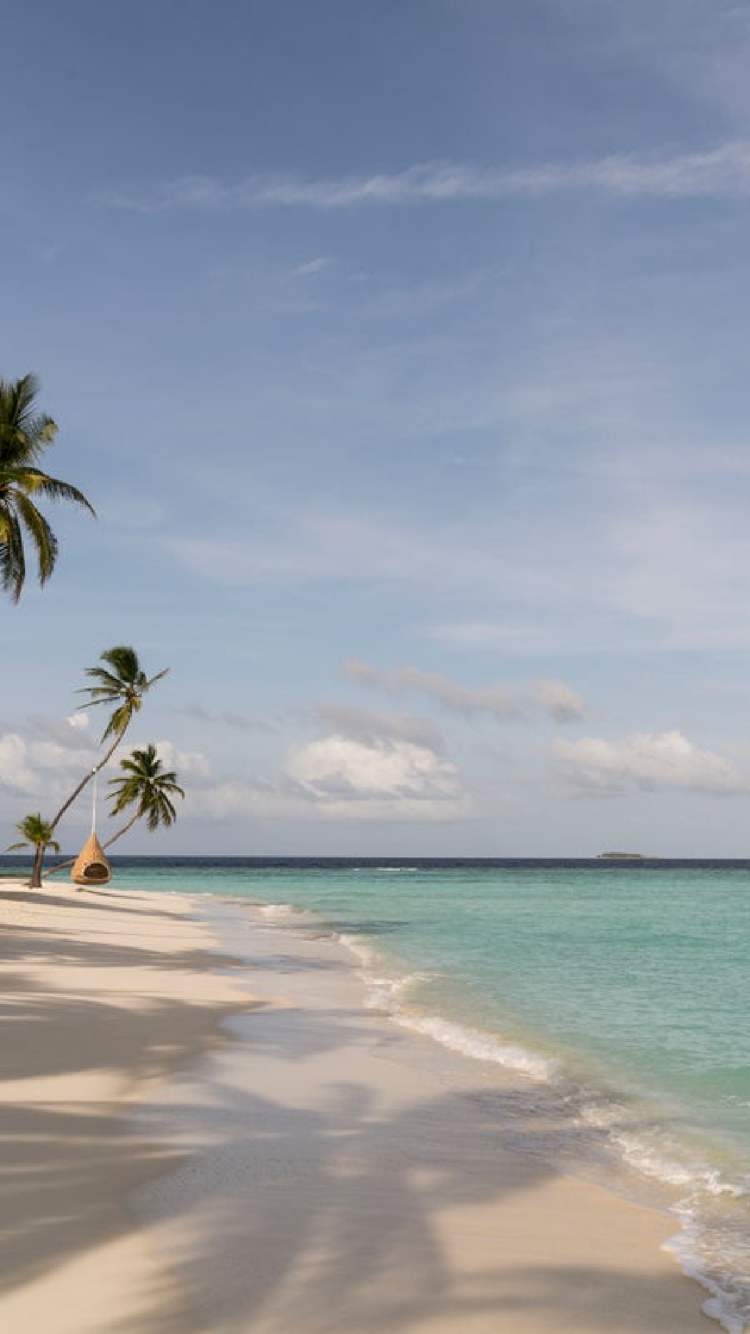 Certaines vues ne se démodent jamais ✨

À travers les arbres, la plage se dévoile - sable blanc, eau bleue limpide et rien d'autre que le bruit de la mer.
Un petit moment de magie maldivienne à #ConstanceHalaveli.

