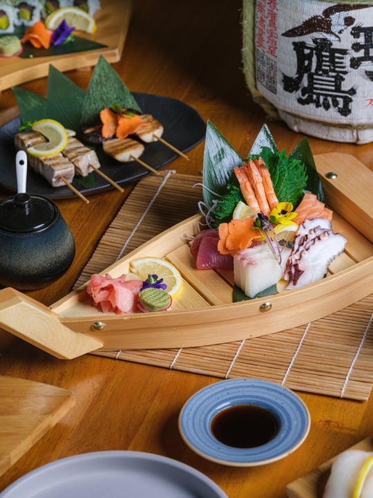 Foto von Cora Cora Maldives in Cora Cora Maldives. Zeigt möglicherweise Sashimi, Sushi, Essstäbchen, Platte, Thunfisch und Text.
